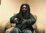 Whoopi Goldberg er et af de absolutte højdepunkter i Paul Provenzas kontroversielle 'The Aristocrats'. Hun fortæller, som en af mange, en ubehagelig vittighed - med et djævelsk smil. - Foto fra filmen/Miracle Films 