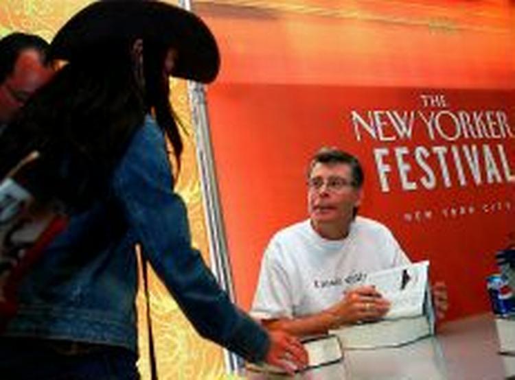 HVAD NU HVIS? Stephen King sammenligner sine bøger med »billig whisky: De er rædselsfulde, men utroligt tilfredsstillende«.  I make stuff up , står der på den T-shirt, han bar under New Yorker Festivalen.   Foto: Albert Ferreira/AP 
