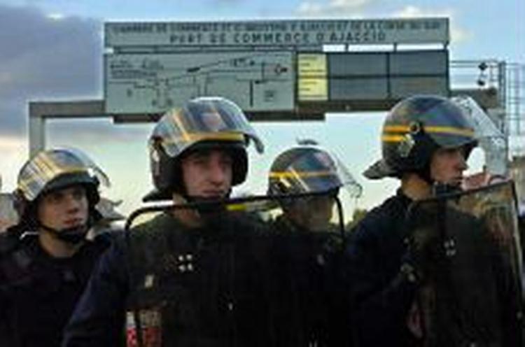 Sikkerhedsstyrker bevogter havnen i Ajaccio. - Foto: AP 