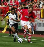 Charltons Danny Murphy i nærkamp med Tottenhams Edgar Davids. - Foto: AP 