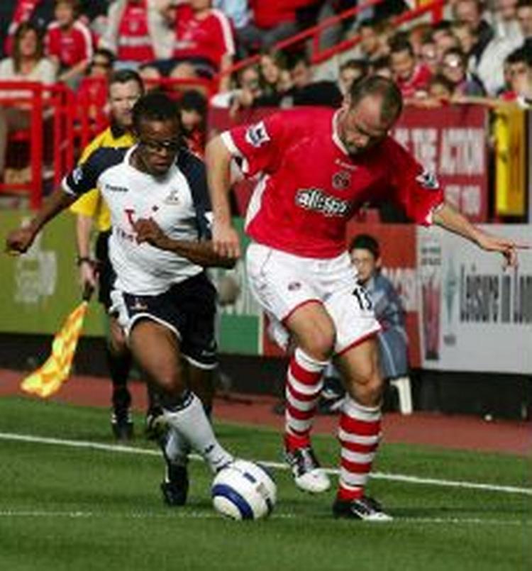 Charltons Danny Murphy i nærkamp med Tottenhams Edgar Davids. - Foto: AP 