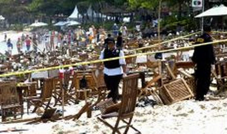 To restauranter på stranden ved Jimbaran blev ramt af selvmordsangrebene i går. - Foto: AP 