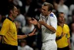 FC Københavns Bo Svensson fremfører et synspunkt overfor dommer Messias under torsdagens UEFA-opgør. - Foto: Finn Frandsen 