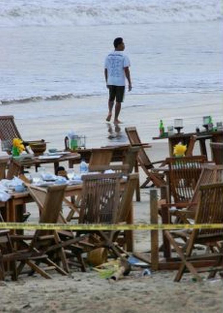 Stranden i Jimbaran, hvor to selvmordsbombemænd udløste deres sprængladninger, er ikke noget 'dansker-område' på Bali. - Foto: AP 