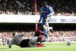 Arsenals Sol Campbell og keeper Jens Lehmann (liggende) forhindrer Birminghams Heskey i at score. - Foto: AP 