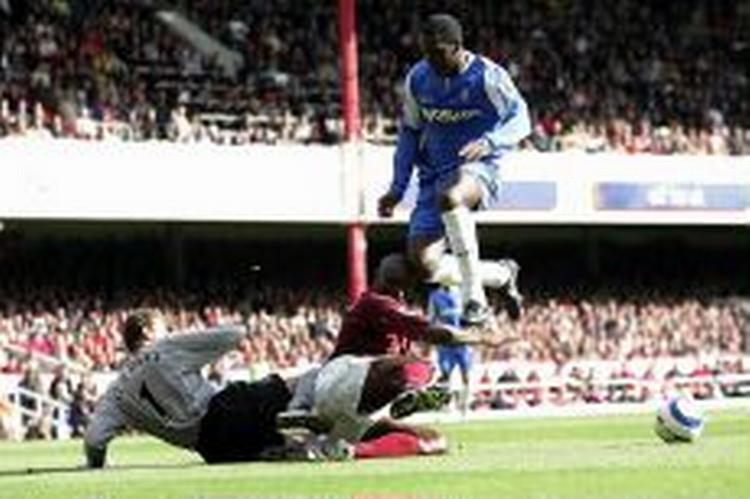 Arsenals Sol Campbell og keeper Jens Lehmann (liggende) forhindrer Birminghams Heskey i at score. - Foto: AP 