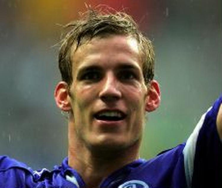 Søren Larsen jubler efter sejrsmålet mod Frankfurt i går. I dag får han og landsmanden Poulsen stor ros fra manager og træner. - Foto: AP 