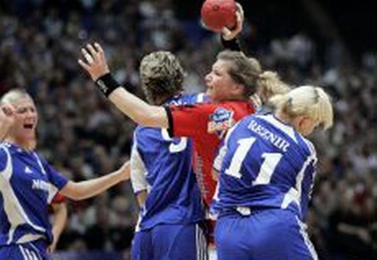 Aalborg DH's Derjugina forsøger at mase sig gennem det ukrainske forsvar. - Foto: Rasmus Baaner 