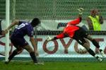 Luca Toni scorer til 1-0 for Fiorentina. - Foto: AP 