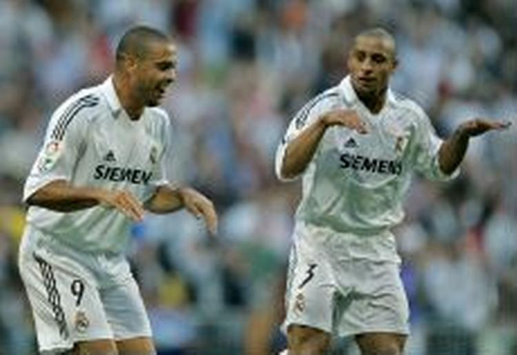 Alle målscorere var brasilianske, da Real Madrid vandt 4-0 over Mallorca. Her jubler Ronaldo og Roberto Carlos efter 1-0-målet. - Foto: AP 