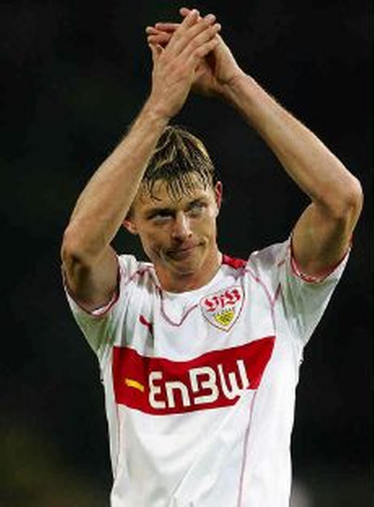 Stuttgarts danske angriber Jon Dahl Tomasson så direkte rødt i kampen mod Dortmund. Her går den skuffede dansker fra banen efter udvisningen, mens han takker Stuttgarts fans. - Foto: AP 
