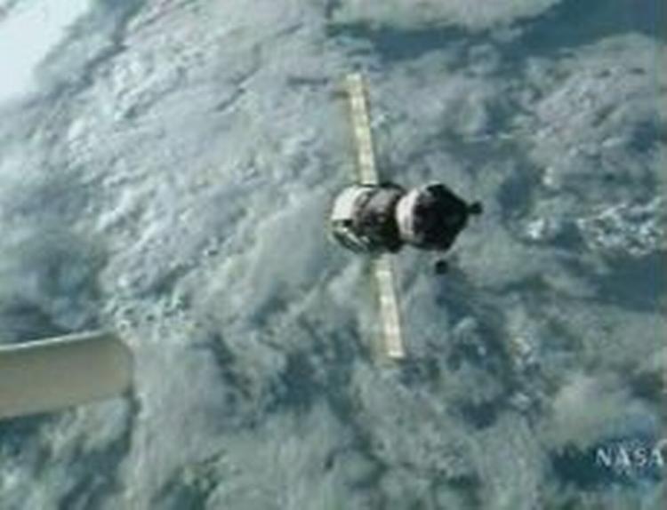 Soyuz-kapslen fotograferet før semmnkoblingen til ISS. - Foto: NASA/AP 