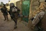 Amerikanske soldater i gang med en storstilet offensiv i det vestlige Irak. Her et tidligere billede fra Karabilah, som også denne gang er midt i kampene. - Arkivfoto: AP 