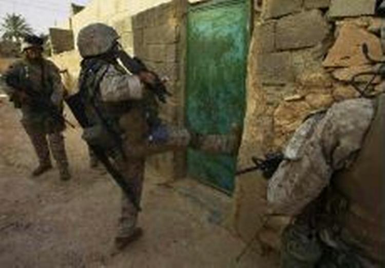 Amerikanske soldater i gang med en storstilet offensiv i det vestlige Irak. Her et tidligere billede fra Karabilah, som også denne gang er midt i kampene. - Arkivfoto: AP 