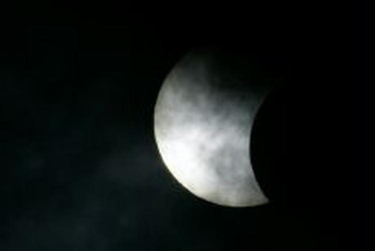Dagens solformørkelse kunne opleves fra en næsten skyfri himmel. - Foto: Jens Dresling 