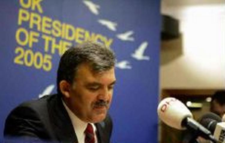 Tyrkernes udenrigsminister Abdullah Gul vil ikke lade EU vide om han har tænkt sig at dukke op til optagelsesforhandlingerne i Luxembourg - Foto: AP 