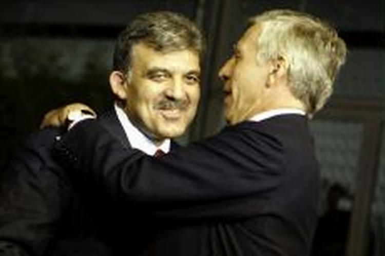 Abdullah Gül får et velkomstknus af den britiske udenrigsminister Jack Straw. Forhandlingerne kan begynde. - Foto: AP 