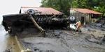 Resterne af en lastbil i vejkanten ved Planes de la Laguna, El Salvador. - Foto: AP 