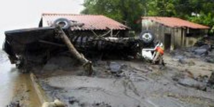 Resterne af en lastbil i vejkanten ved Planes de la Laguna, El Salvador. - Foto: AP 