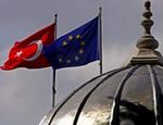 Optimismen spirer i Tyrkiet oven på de indledte optagelsesforhandlinger med EU. Nu flages der med EU-flag på moskeerne i Istanbul og aktierne stiger, trods bitre kommentarer fra nogle europæiske ledere. - Foto: AP 