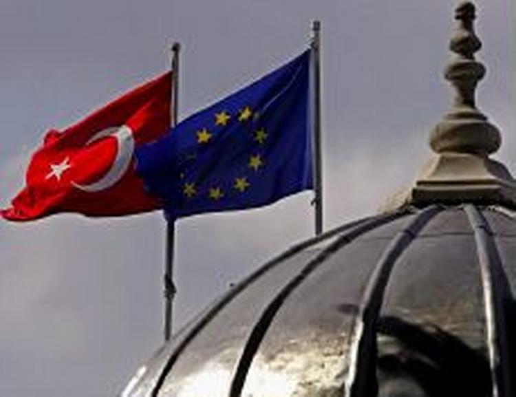 Optimismen spirer i Tyrkiet oven på de indledte optagelsesforhandlinger med EU. Nu flages der med EU-flag på moskeerne i Istanbul og aktierne stiger, trods bitre kommentarer fra nogle europæiske ledere. - Foto: AP 