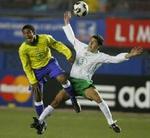Brasiliens Marcelo og Mexicos Efrain Valdez i kamp om chipbolden under U17 VM-finalen i søndags. - Foto: AP. 