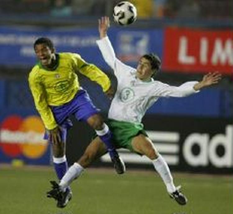 Brasiliens Marcelo og Mexicos Efrain Valdez i kamp om chipbolden under U17 VM-finalen i søndags. - Foto: AP. 