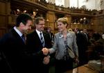 Bendt Bendtsen, Anders Fogh Rasmussen og Helle Thorning Schmidt hilser på hinanden efter statsministerens åbningstale. - Foto: Finn Frandsen 