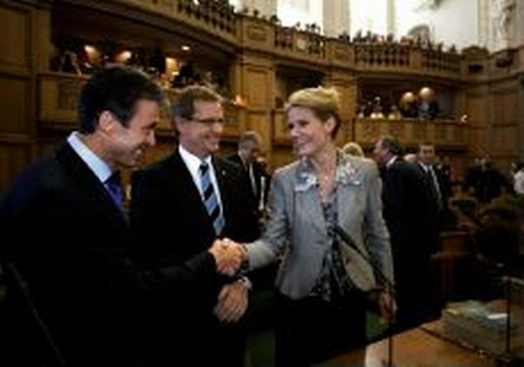 Bendt Bendtsen, Anders Fogh Rasmussen og Helle Thorning Schmidt hilser på hinanden efter statsministerens åbningstale. - Foto: Finn Frandsen 