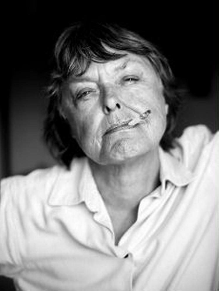 SÅ ER DET SAGT. Inge Eriksen leverer underholdning med holdning i sin nye roman. Den kulørte fortælling drives af Eriksens frygt for et samfund, hvor solidaritet erstattes af selvtilstrækkelighed.   Foto: Morten Holtum 
