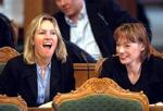 I den nye bog af Henriette Kjær (th), afslører den Korservative ordfører, at hun sammen med Lene Espersen (tv) og Jens Heimburger (skimtes i baggrunden) i 1998 overvejede at stifte partiet 'Højre'. - Arkivfoto: Jens Dresling 