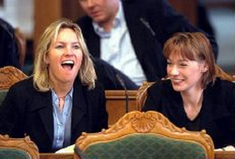 I den nye bog af Henriette Kjær (th), afslører den Korservative ordfører, at hun sammen med Lene Espersen (tv) og Jens Heimburger (skimtes i baggrunden) i 1998 overvejede at stifte partiet 'Højre'. - Arkivfoto: Jens Dresling 