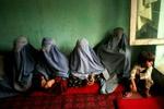 Kvinder til vælgermøde i Kabul. 25 procent af pladserne i det afghanske parlament er forbeholdt kvinder. Foto: AP 