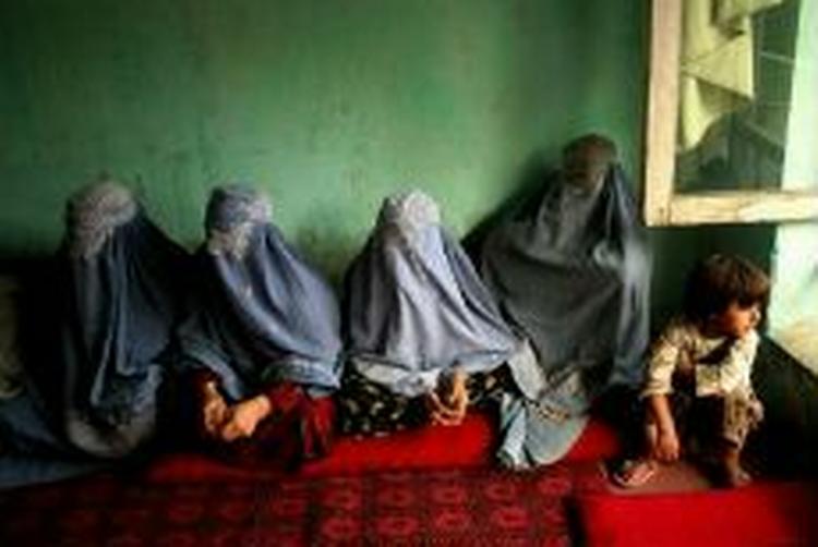 Kvinder til vælgermøde i Kabul. 25 procent af pladserne i det afghanske parlament er forbeholdt kvinder. Foto: AP 