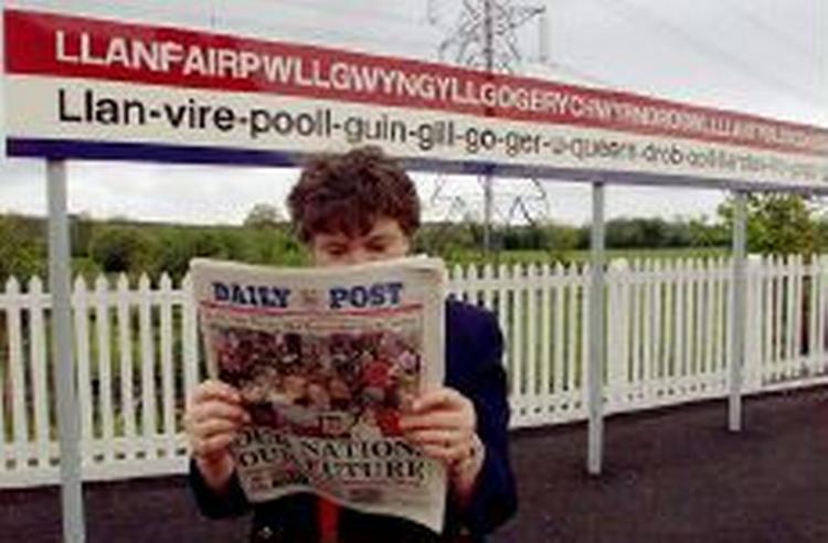 Navnet på den walisiske stationsby Llanfair er i virkeligheden en forkortelse. Bynavnet ville kunne høste en del point i Scrabble, hvis man måtte bruge bynavne. - Foto: AP 