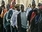 Nogle af de 65 afrikanske immigranter, som i løbet af natten slap over grænsen til Spanien. - Foto: AP 