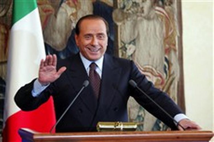 Italiens ministerpræsident, Silvio Berlusconi, brænder sig tilsyneladende ind i erindringen med samme kraft som Jesus og paven.   Foto: AP 