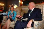 Svar i et spørgeskema fra 1989 kan nu ramme Harriet Miers (t.v.) som en boomerang. - Foto: AP 