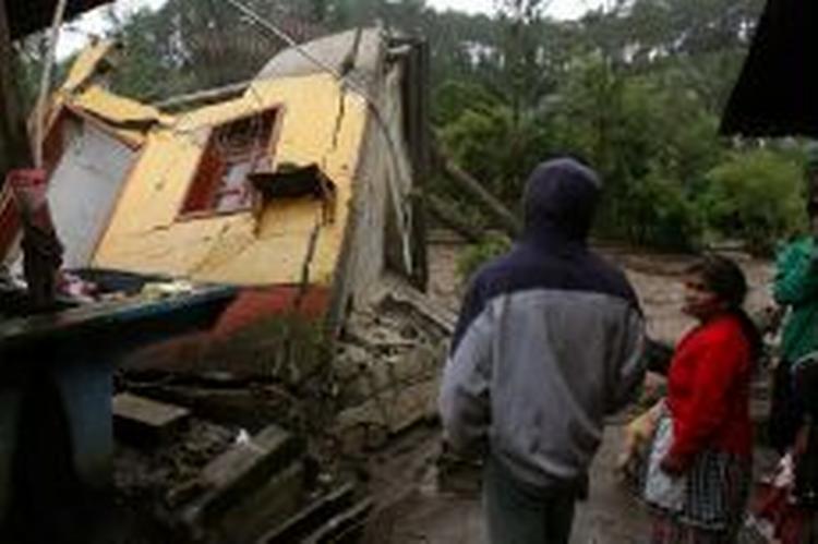 Indbyggerne i den lille landsby Chimaltenango i Guatemala har mærket eftervirkningerne af orkan Stan. - Foto: AP 