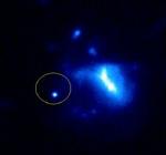 For første gang har forskere observeret et kort gammaglimt fra to neutronstjerners sammenstød. Glimtet ses i den gule ring. - Foto: Chandra X-ray Observatory 
