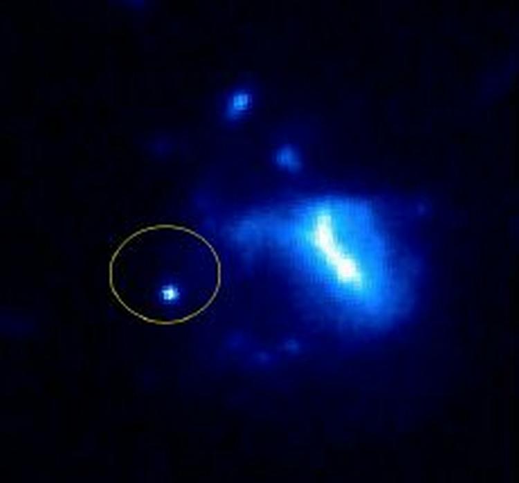 For første gang har forskere observeret et kort gammaglimt fra to neutronstjerners sammenstød. Glimtet ses i den gule ring. - Foto: Chandra X-ray Observatory 
