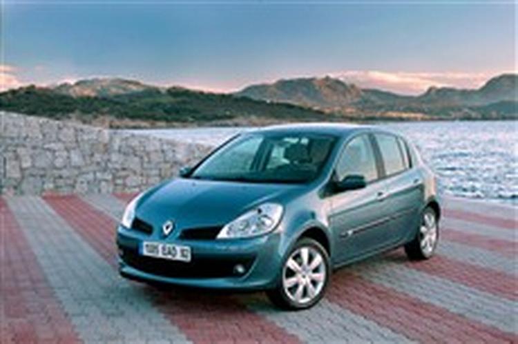 Renault Clio i tredje generation er vokset ganske betragteligt. Der er fin plads for og bag. Bilen er i Danmark til januar til priser fra omkring 160.000 kroner.   Foto: Renault 
