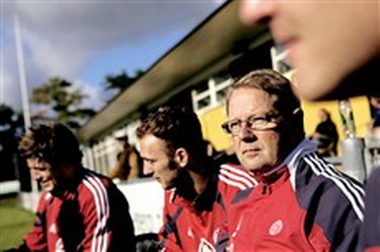 Mogens Kreutzfeld er manden, der afgør, om en spiller er rask nok til at æøbe på banen. - Foto: Thomas Borberg 