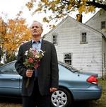 Bevæbnet med blomster rejser skuespilleren Bill Murray tilbage til fortidens kvinder i denne vemodige og velspillede film af Jim Jarmusch. - Foto: Nordisk Film 