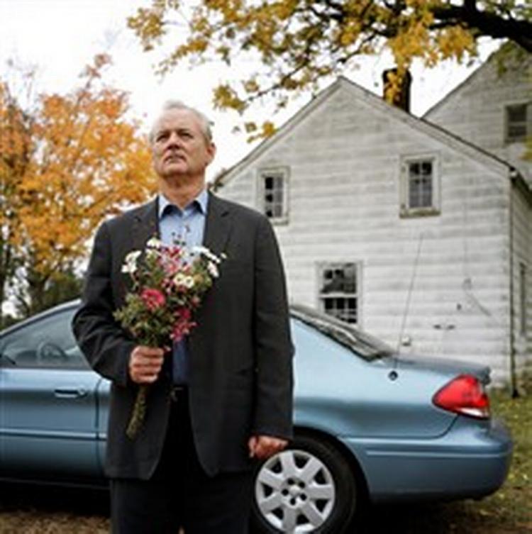 Bevæbnet med blomster rejser skuespilleren Bill Murray tilbage til fortidens kvinder i denne vemodige og velspillede film af Jim Jarmusch. - Foto: Nordisk Film 