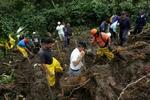 Redningsfolk leder efter døde og overlevende i mudderet i Santa Tecla i El Salvador. Hele Mellemamerika lider under orkanen Stans hærgen. - Foto: AP 