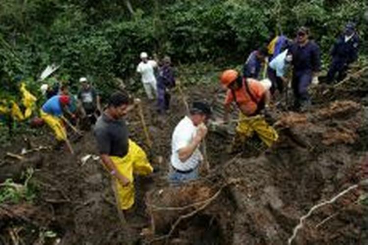 Redningsfolk leder efter døde og overlevende i mudderet i Santa Tecla i El Salvador. Hele Mellemamerika lider under orkanen Stans hærgen. - Foto: AP 