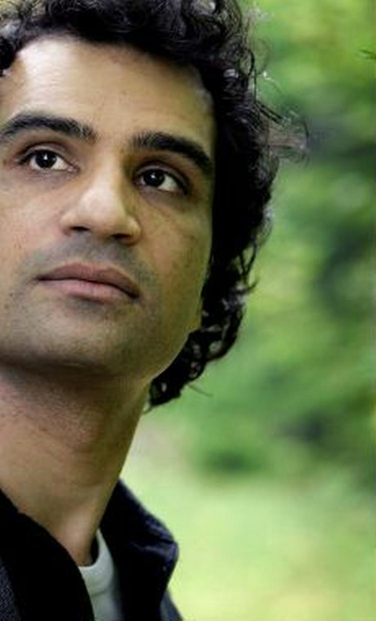 DOBBELT INSIDERVIDEN. »Jeg ved, hvad der sker i den hvide verden (...), men også hvad der sker i immigrantverdenen. Målet med min bog var, at bringe nyheder fra den ene sfære til den anden«, siger Nadeem Aslam.   Foto: Jens Dresling 