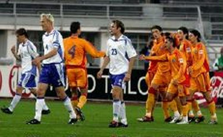 Rumænsk jubel efter Mutus scoring. - Foto: AP. 