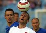 Slovakiets Robert Vittek har øjne på bolden. - Foto: AP. 